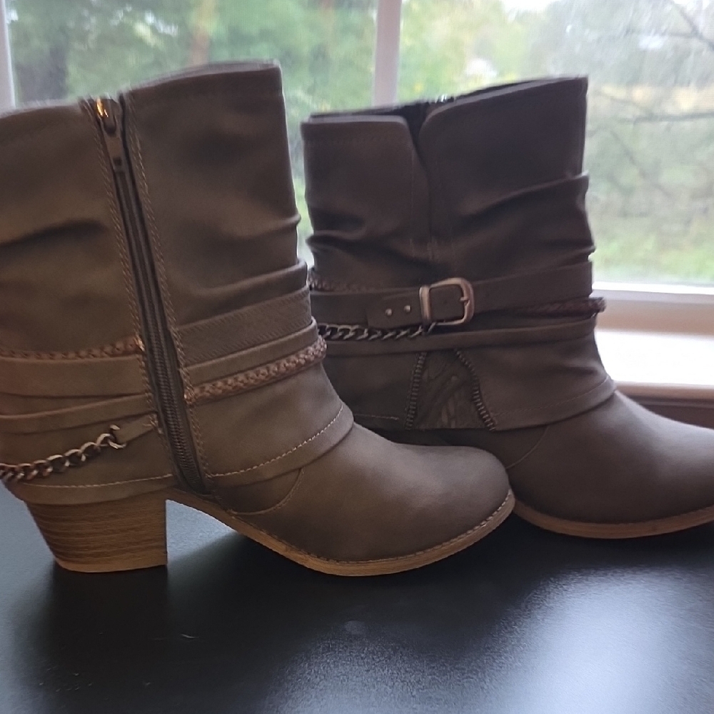 Jellypop Ankle Boots with Chain Accent - Picture 4 of 7